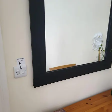 1 Bed Retreat-sleeps 2-secure Parking-garden شقة
