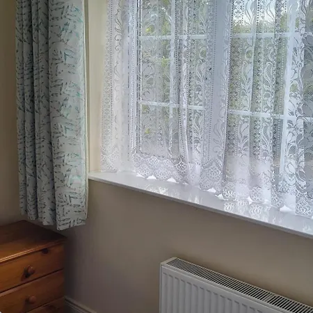 1 Bed Retreat-sleeps 2-secure Parking-garden Ennis