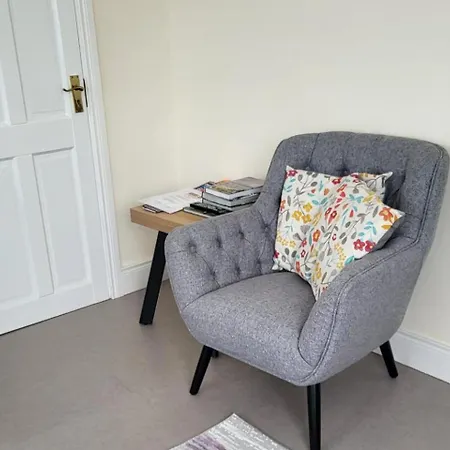 1 Bed Retreat-sleeps 2-secure Parking-garden