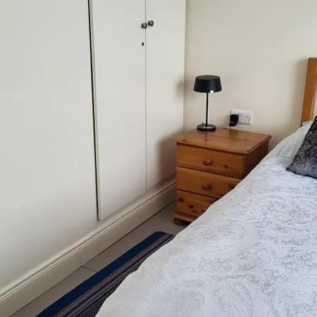 1 Bed Retreat-sleeps 2-secure Parking-garden Ennis